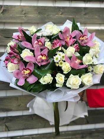 Букет цветов из: Розы и Хризантемы в Больших Дворах